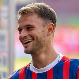 Leonardo Scienza freut sich über den Sieg gegen den FC Augsburg.