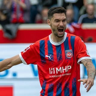 Tim Kleindienst (damals noch beim 1. FC Heidenheim) jubelt über ein Tor