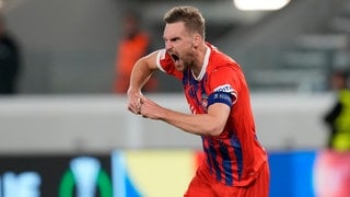 Patrick Mainka jubelt über ein Tor des 1. FC Heidenheim.