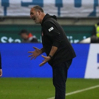 Heidenheim-Trainer Frank Schmidt ärgert sich über das Pokal-Aus gegen Hertha BSC und blickt auf das Spiel in Kiel voraus. 