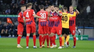 Spieler des 1. FC Heidenheim klatschen sich vor einem Spiel ab