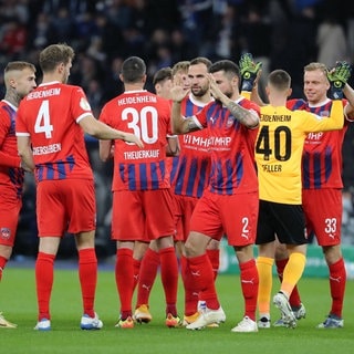 Spieler des 1. FC Heidenheim klatschen sich vor einem Spiel ab