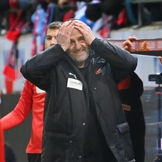 Heidenheim-Trainer Frank Schmidt im Spiel gegen den VfB Stuttgart. 