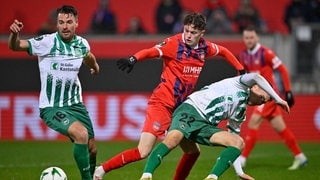 Paul Wanner (1. FC Heidenheim) im Zweikampf.