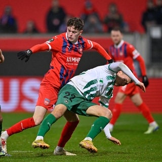 Paul Wanner (1. FC Heidenheim) im Zweikampf.