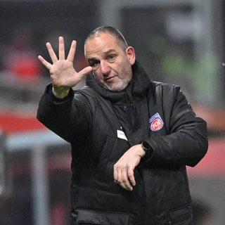 Frank Schmidt, Trainer des 1. FC Heidenheim, am Spielfeldrand.