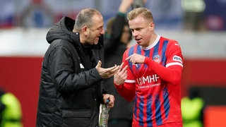 Frank Schmidt und Lenny Maloney vom 1.FC Heidenheim 