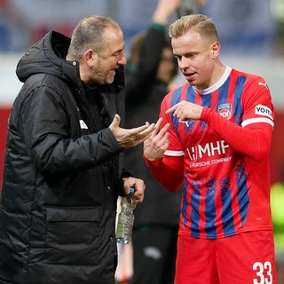 Frank Schmidt und Lenny Maloney vom 1.FC Heidenheim 