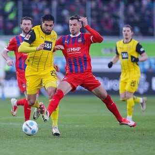 Emre Can (Borussia Dortmund) gegen Marvin Pieringer (1. FC Heidenheim) im Zweikampf