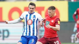 Berlins Smail Prevljak (li.) und Kaiserslauterns Tobias Raschl kämpfen um den Ball