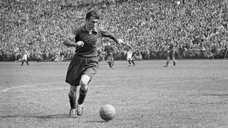 Der 1. FC Kaiserslautern hat das Endspiel um die Deutsche Meisterschaft 1954 im Hamburger Volksparkstadion mit 1:5 gegen Hannover 96 verloren.