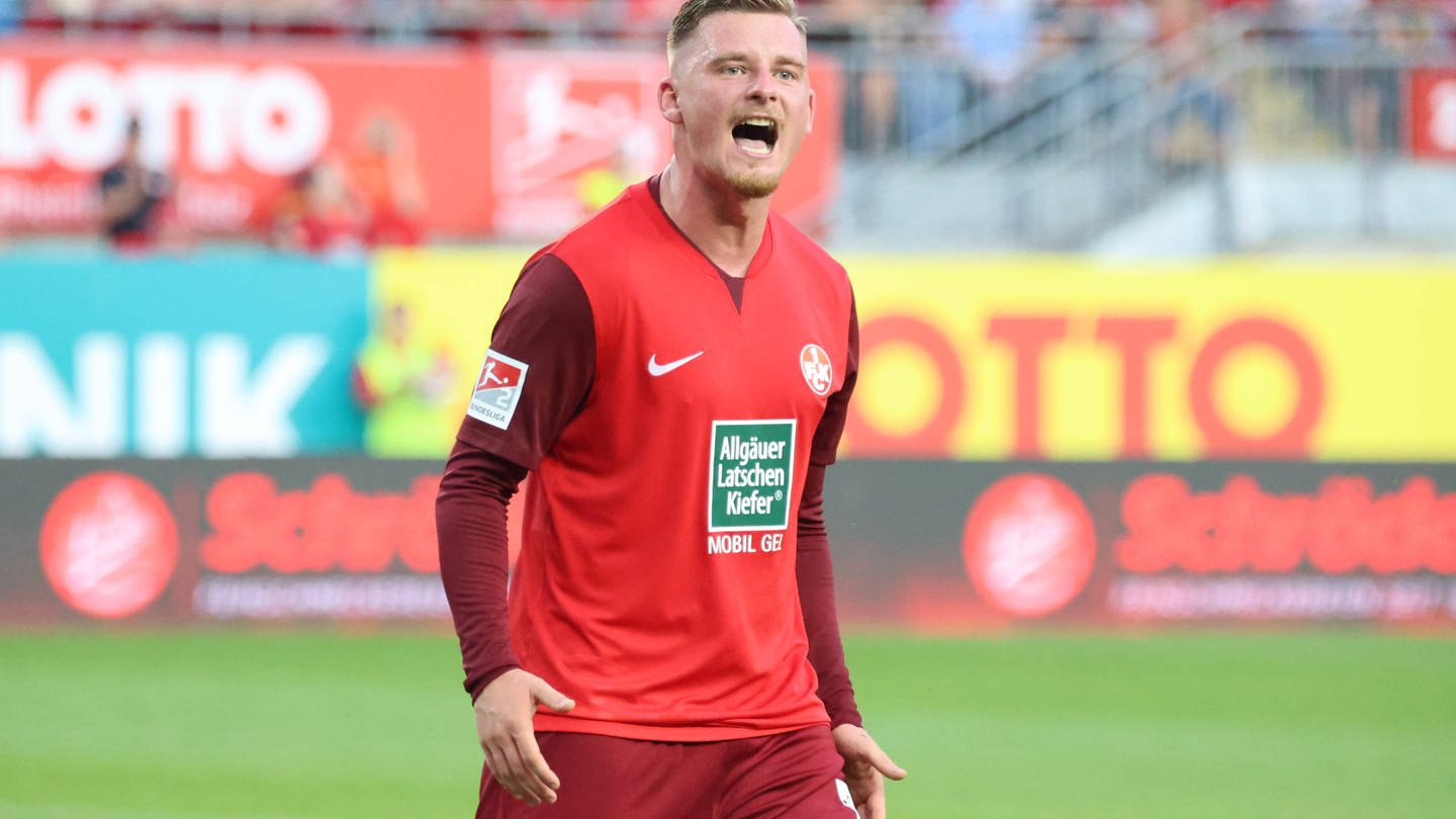 Marlon Ritter feiert den FCK-Sieg gegen Elversberg