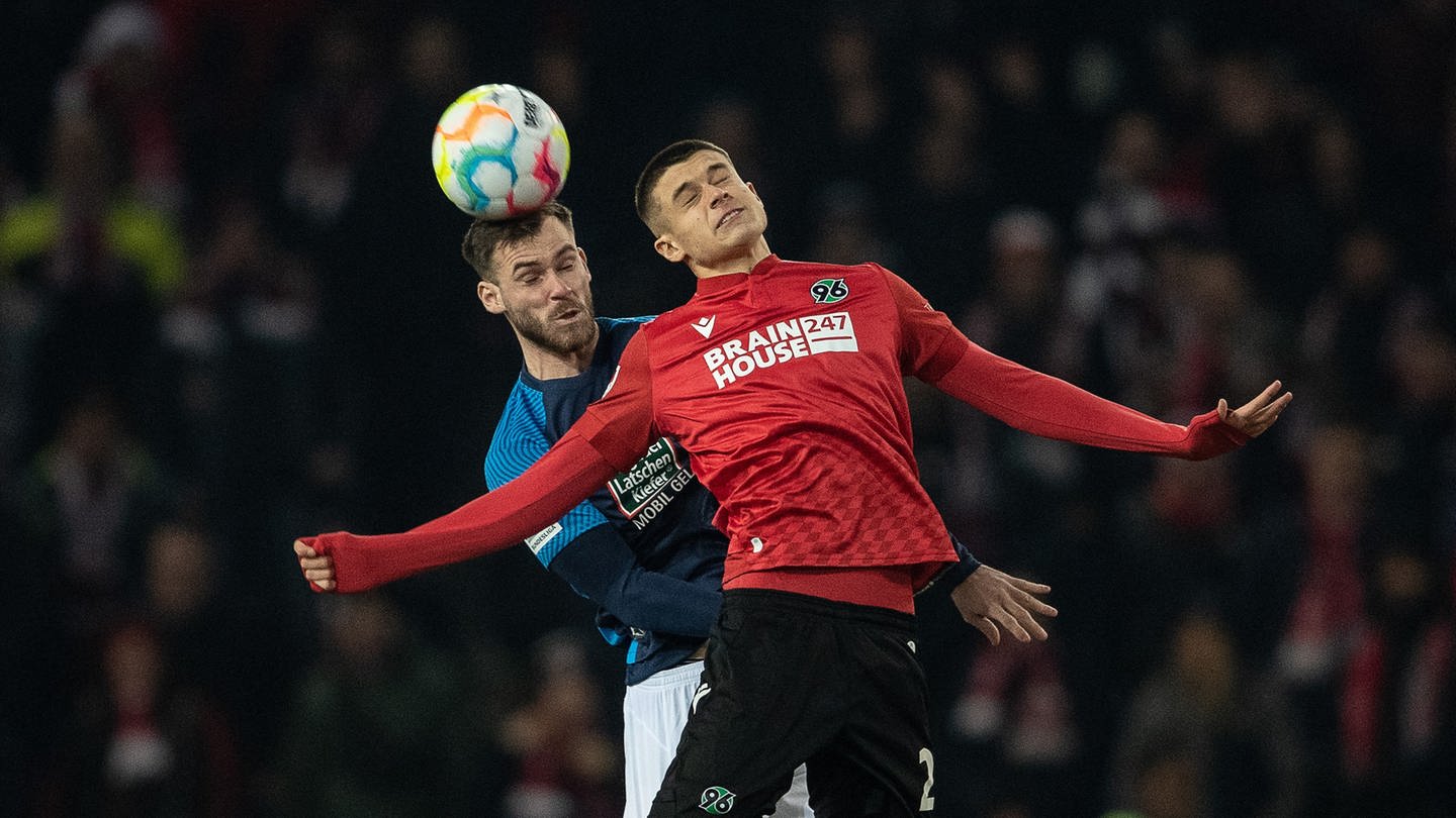Hannovers Nicolo Tresoldi (re.) spielt gegen Kaiserslauterns Boris Tomiak