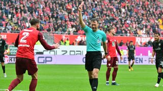 FCK-Spieler Tomiak sieht Rote Karte im Spiel gegen Greuther Fürth