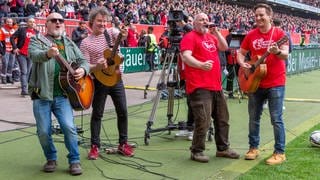 "Die anonyme Giddarischde" spielen die FCK-Hymne im Fritz-Walter-Stadion auf dem Betzenberg.