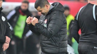 Der neue FCK-Trainer Dimitrios Grammozis hat nach dme Sieg gegen den 1. FC Nürnberg im DFB-Pokal triumphierend beide Fäuste vor der Brust geballt.