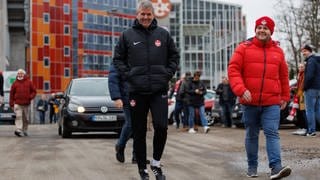 Friedhelm Funkel gut gelaunt auf dem Weg zu seiner ersten Einheit als FCK-Trainer.