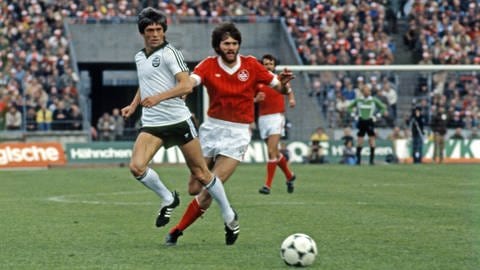 Friedhelm Funkel (re.) als Spieler im FCK-Trikot: Hier im DFB-Pokal-Finale 1981 gegen Eintracht Frankfurt.