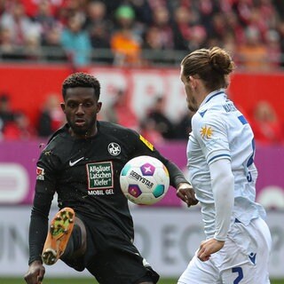 Richmond Tachie vom 1. FC Kaiserslautern im Duell mit Sebastian Jung vom Karlsruher SC 