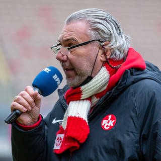 Horst Schömbs mit einem Mikrofon in der Hand