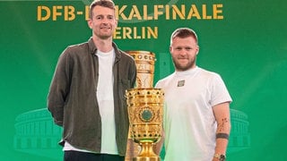 Torhüter Lukas Hradecky (Bayer Leverkusen) und Jean Zimmer (Kaiserslautern) mit dem DFB Pokal