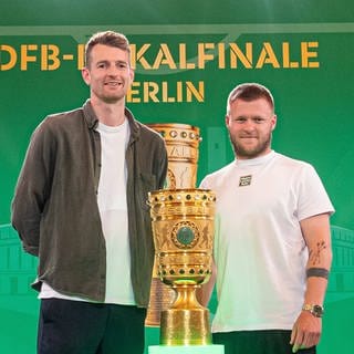 Torhüter Lukas Hradecky (Bayer Leverkusen) und Jean Zimmer (Kaiserslautern) mit dem DFB Pokal