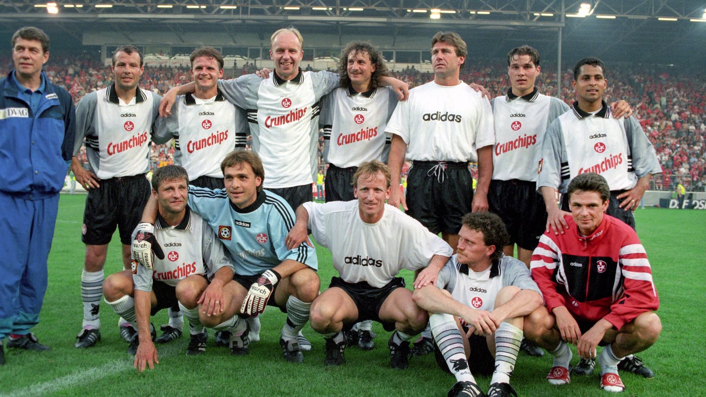 Otto Rehhagel (links) und Spieler des 1. FC Kaiserslautern vor dem letzten Spiel der Saison 1996/1997 gegen Meppen.
