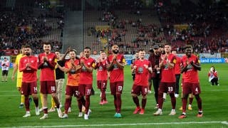 FCK Spieler bedanken sich nach dem 3:1 gegen den 1. FC Nürnberg für die Unterstützung der Fans