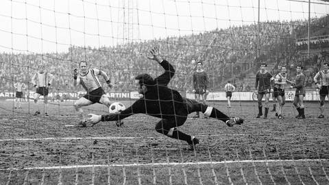 FCK Keeper Sepp Sabel pariert in der Saison 196869 einen Elfmeter des Dortmunders Wolfgang Paul