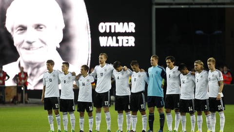 Schweigeminute zu Ehren von Ottmar Walter am 14. August 2013 beim Testländerspiel gegen Paraguay im Fritz Walter Stadion