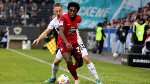 Nach seiner Verletzung wieder im Tainingsbetrieb - FCK Akteur Frank Ronstadt, hier im Spiel  bei der SV Elversberg im Laufduell mit Maurice Neubauer