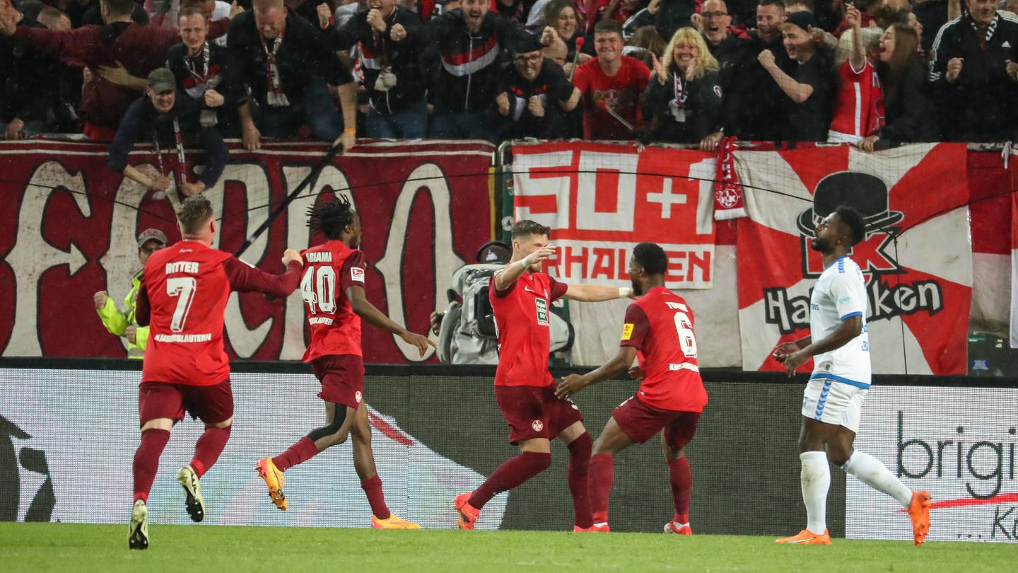 Die Spieler des 1. FC Kaiserslautern freuen sich über einen Treffer gegen Magdeburg.