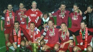 1996 gewinnt der 1. FC Kaiserslautern zum zweiten Mal nach 1990 den DFB Pokal: Mit dabei, der heutige Athletiktrainer Oliver Schäfer