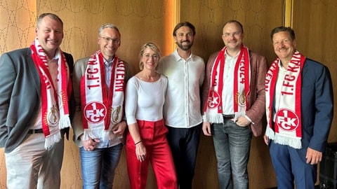 Saskia Bugera, kaufmännische Direktorin 1. FC Kaiserslautern und Thomas Hengen, Geschäftsführer 1. FC Kaiserslautern, bei Vertragsunterzeichnung mit Vertretern von Löwen Entertainment und der Marketingagentur Sportfive.