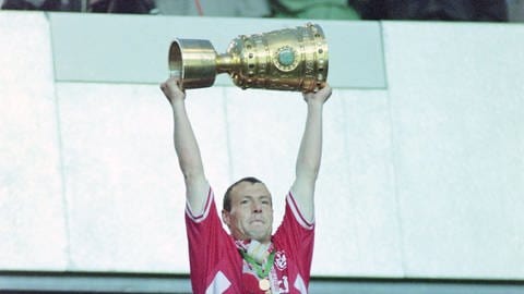 Axel Roos streckt den Pokal im Jahr 1996 in die Höhe