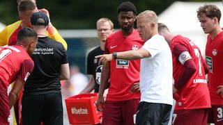 Markus Anfang (Trainer FC Kaiserslautern) gibt Anweisungen an die Mannschaft 