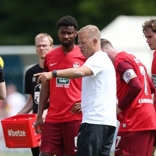 Markus Anfang (Trainer FC Kaiserslautern) gibt Anweisungen an die Mannschaft 