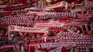 Fans vom 1.FC Kaiserslautern beim Pokalfinale in Berlin gegen Bayer Leverkusen.