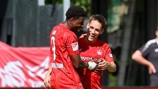 Ragnar Ache bejubelt mit Philipp Klement seinen Treffer zum 1:0 gegen Preußen Münster.