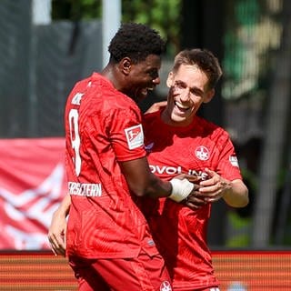 Ragnar Ache bejubelt mit Philipp Klement seinen Treffer zum 1:0 gegen Preußen Münster.