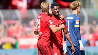 Jannis Heuer (1. FC Kaiserslautern) und Ragnar Ache (1. FC Kaiserslautern) jubeln, 2. Bundesliga, Preußen Münster vs 1. FC Kaiserslautern, Preußenstadion am 24. August 2024 in Münster, Deutschland. 