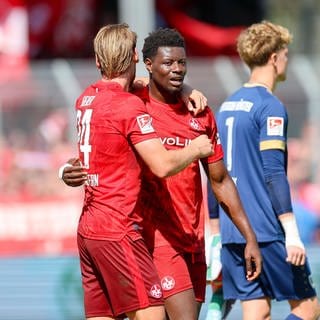 Jannis Heuer (1. FC Kaiserslautern) und Ragnar Ache (1. FC Kaiserslautern) jubeln, 2. Bundesliga, Preußen Münster vs 1. FC Kaiserslautern, Preußenstadion am 24. August 2024 in Münster, Deutschland. 