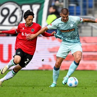 Sei Muroya (Hannover 96) im Zweikampf gegen Erik Wekesser (Kaiserslautern).