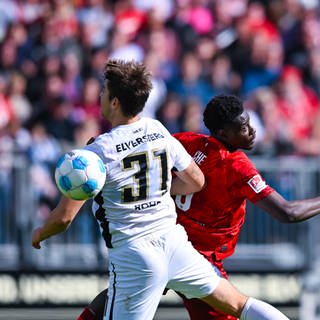 Ragnar Ache (re.) vom 1. FC Kaiserslautern gegen Maximilian Rohr vom SV Elversberg