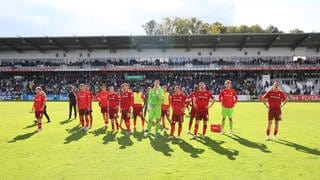 Enttäuschte Spieler des 1. FC Kaiserslautern nach dem 0:1 in Elversberg