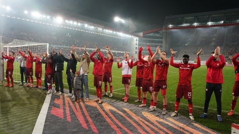 Kaiserslautern feiert den 3:0-Sieg gegen Paderborn vor  der Westkurve im Fritz-Walter-Stadion