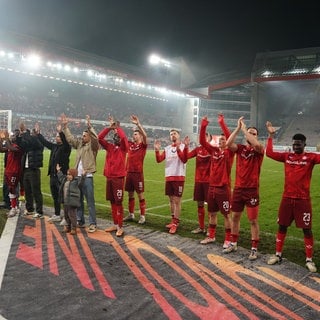 Kaiserslautern feiert den 3:0-Sieg gegen Paderborn vor  der Westkurve im Fritz-Walter-Stadion