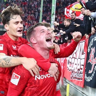 Marlon Ritter vom 1. FC Kaiserslautern bejubelt das 3-0 gegen Paderborn