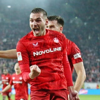 Luca Sirch vom 1. FC Kaiserslautern bejubelt das 2:0 gegen Paderborn