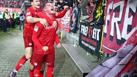 Florian Kleinhansl freut sich mit Torschütze Marlon Ritter über den Treffer zum 3:0 Endstand gegen den SC Paderborn